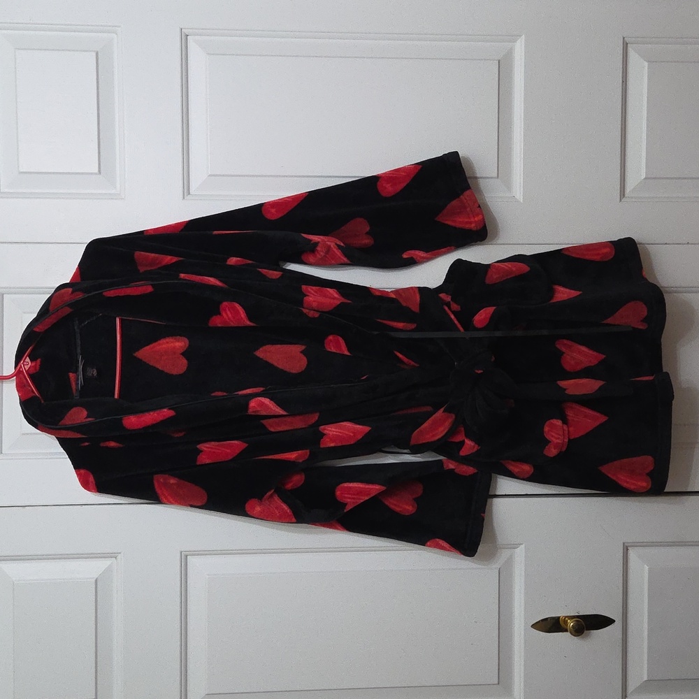 Victoria's Secret Cozy Plush Short Robe Black Red Painted Hearts- M/L